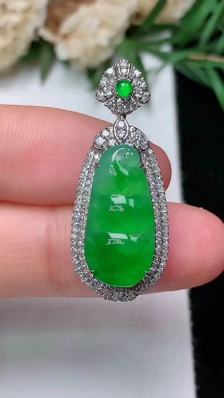 天然A货翡翠福豆吊坠，尺寸30.8-12.4-9，裸石17.5-8.5
12月31日