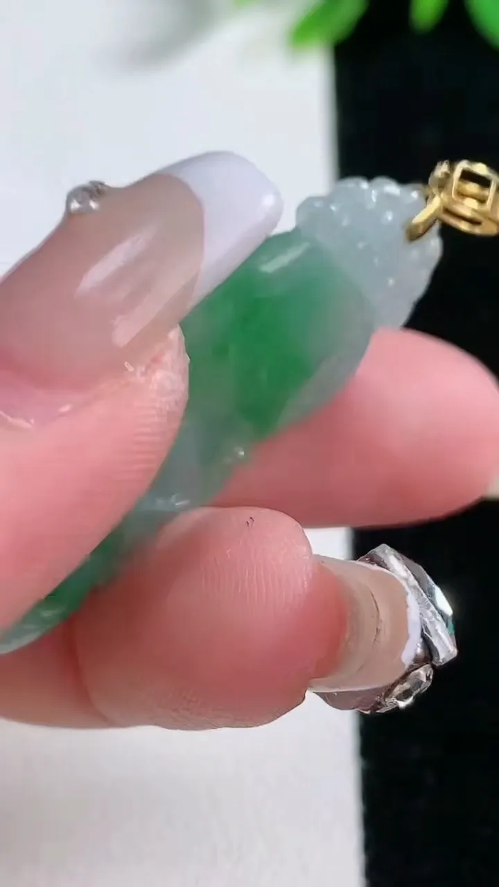 天然A货翡翠人参如意吊坠，尺寸42.8-13.8-5.6，重量:5.86g
12月31日