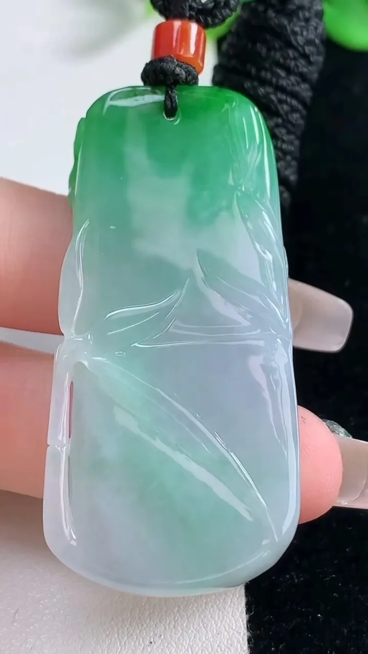 天然A货翡翠节节高升 竹节吊坠，尺寸53-25-9.5，重量:31.18g
12月31日