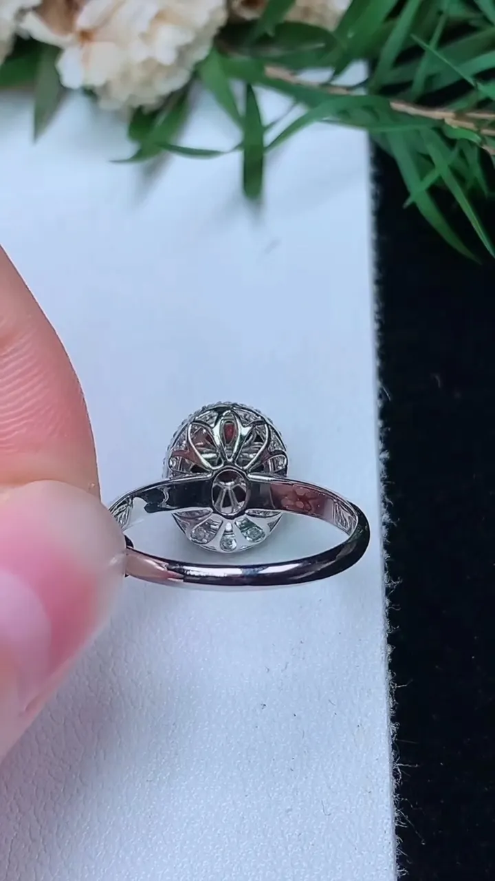 天然A货翡翠蛋面戒指，尺寸17.2-9.9-8，重量:2.66g2025年12月31日
工厂直销收藏佳品,种好水足，色泽均匀，有种有色，上手高大气！