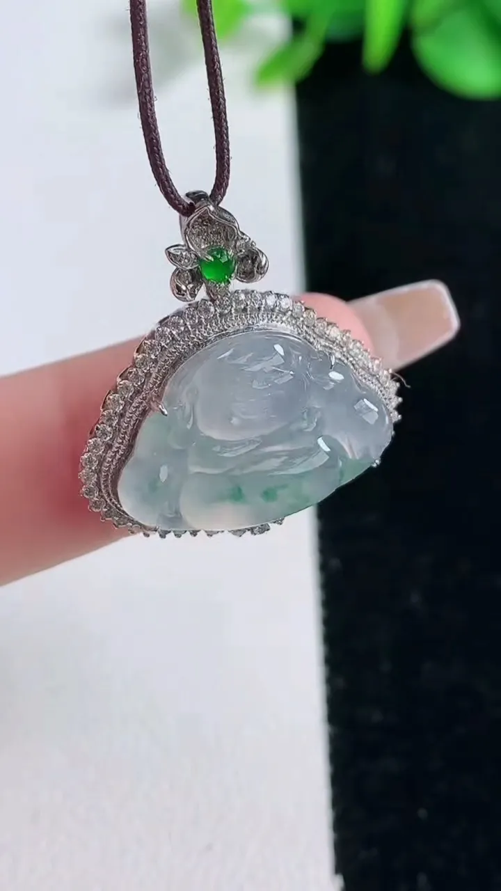 天然A货翡翠种飘花佛公吊坠，尺寸23.8-22.5-7.6，裸石12.7-18.5重量:3.65g
