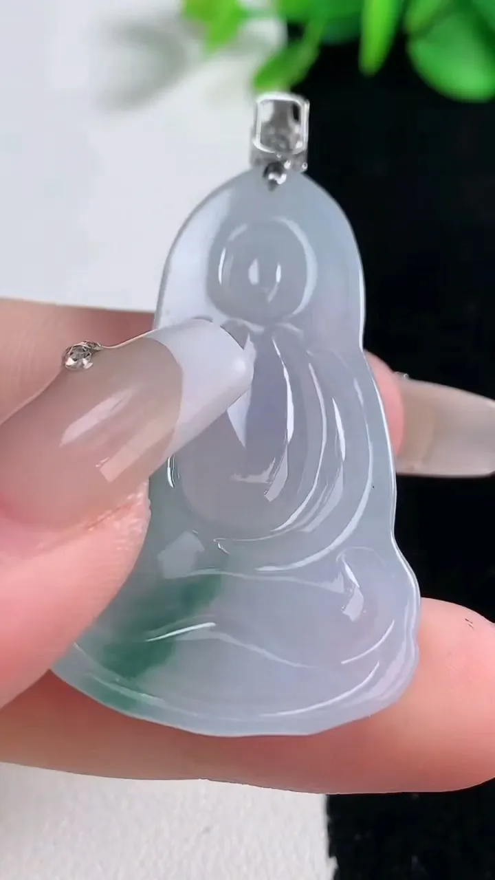 天然A货翡翠种飘花观音菩萨吊坠，尺寸43.6-26.4-6.1，重量:12.64g
12月31日