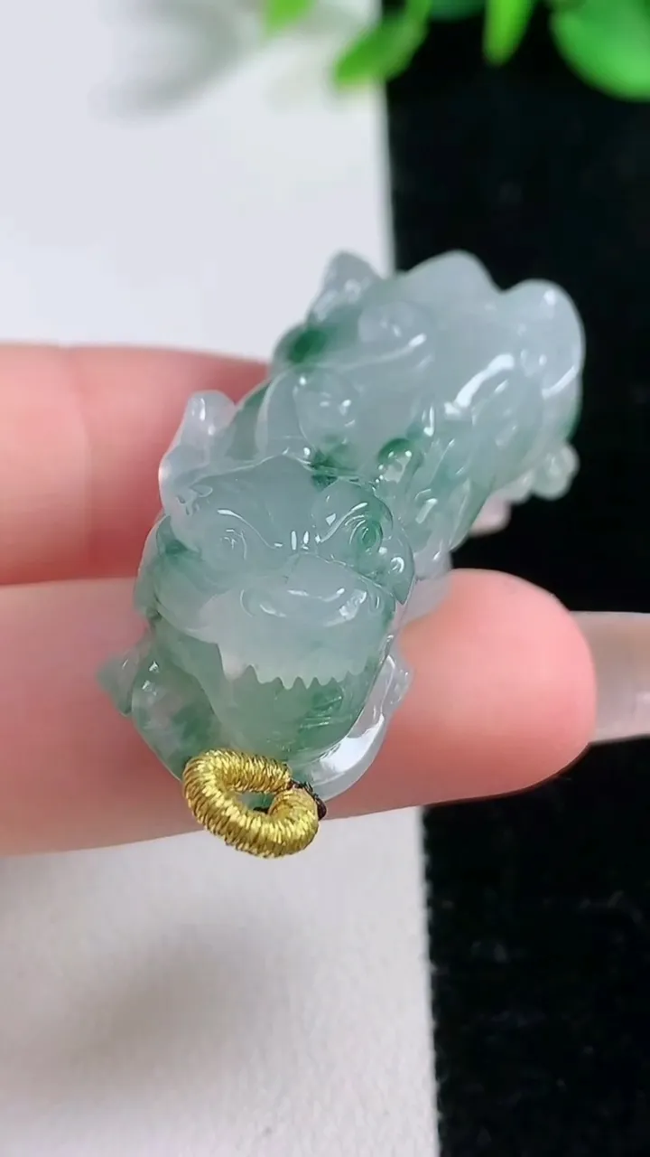 天然A货翡翠冰种飘花貔貅吊坠，尺寸39.7-17.8-12.8，重量:19.80g
12月31日