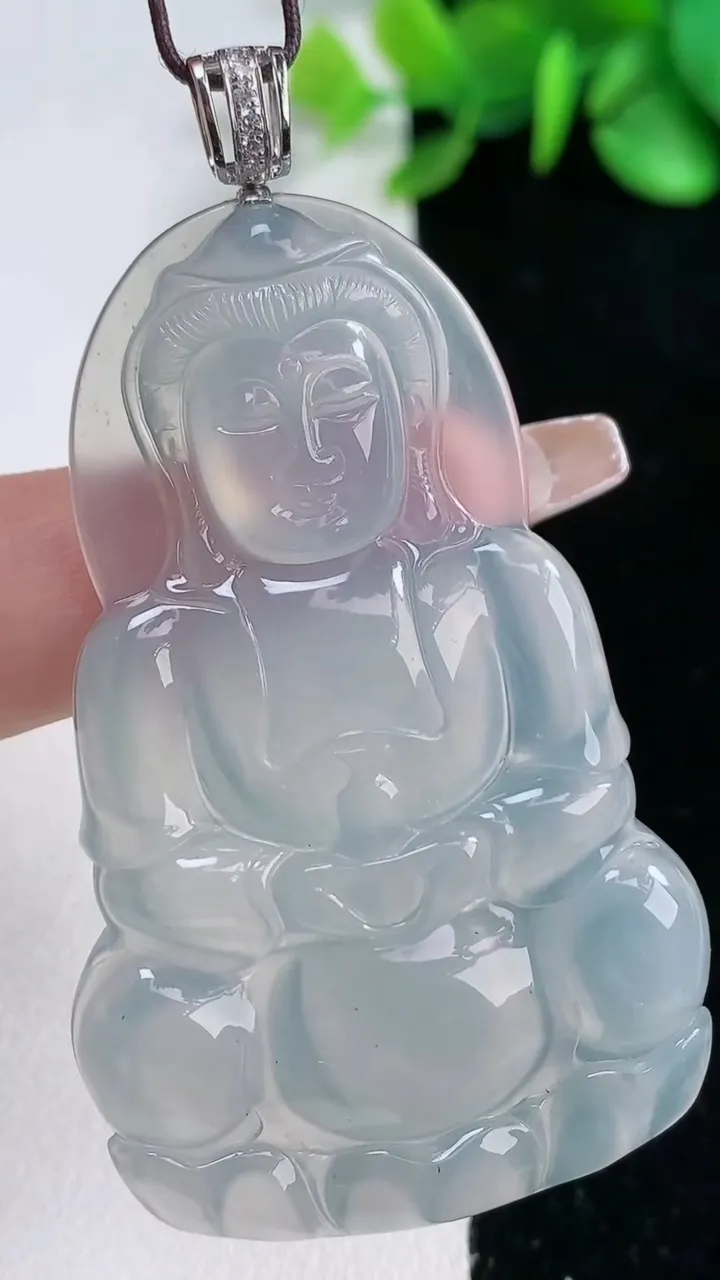 天然A货翡翠种白冰观音菩萨吊坠，尺寸56.5-35.4-5.4，重量:18.65g
12月31日