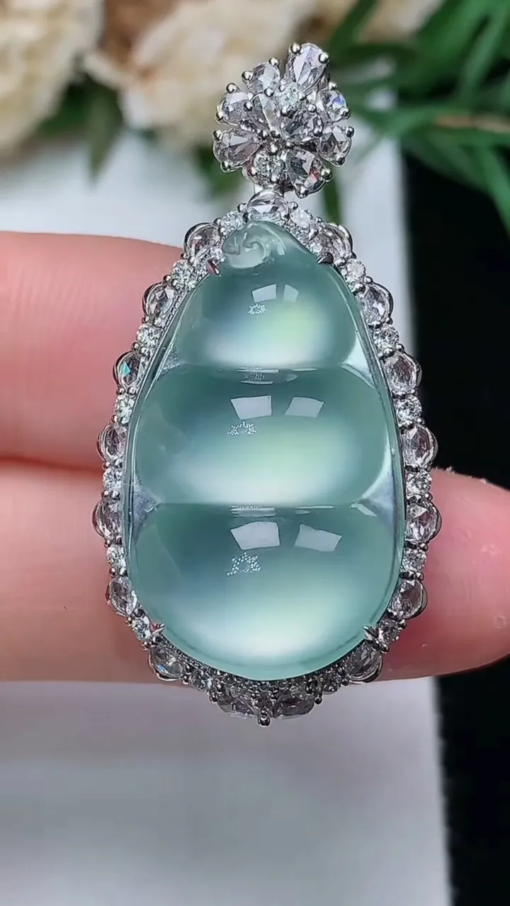 天然A货翡翠白冰福豆吊坠，尺寸35.4-17.4-12，裸石23.2-14.4，重量:6.97g
12月31日