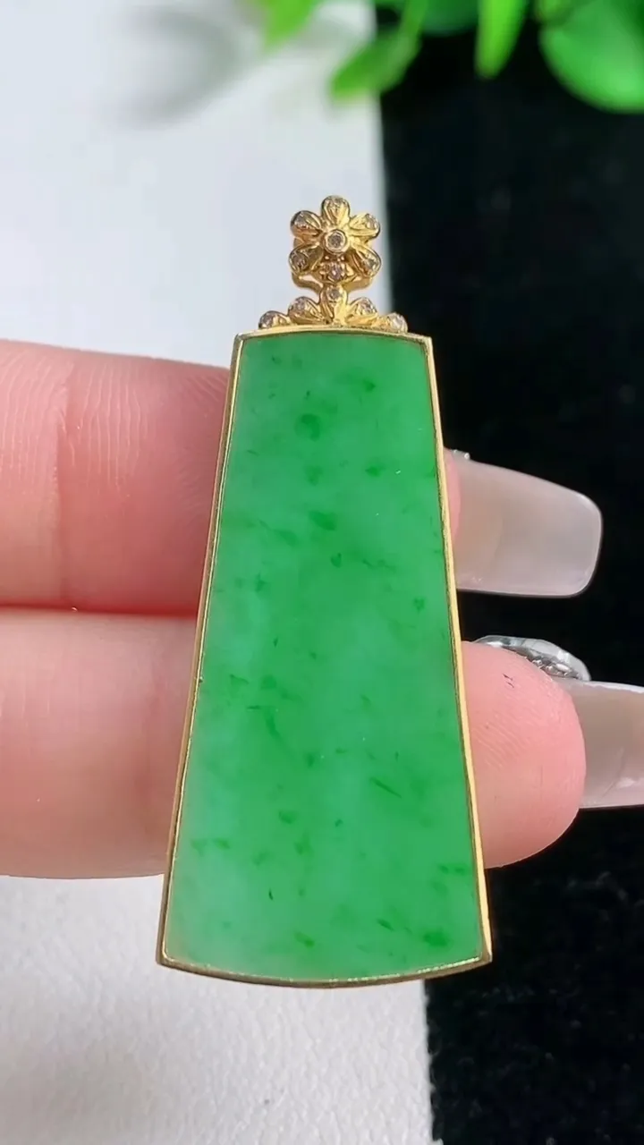 天然A货翡翠无事牌吊坠，尺寸35.6-17-2.8，重量:5.30g
12月31日