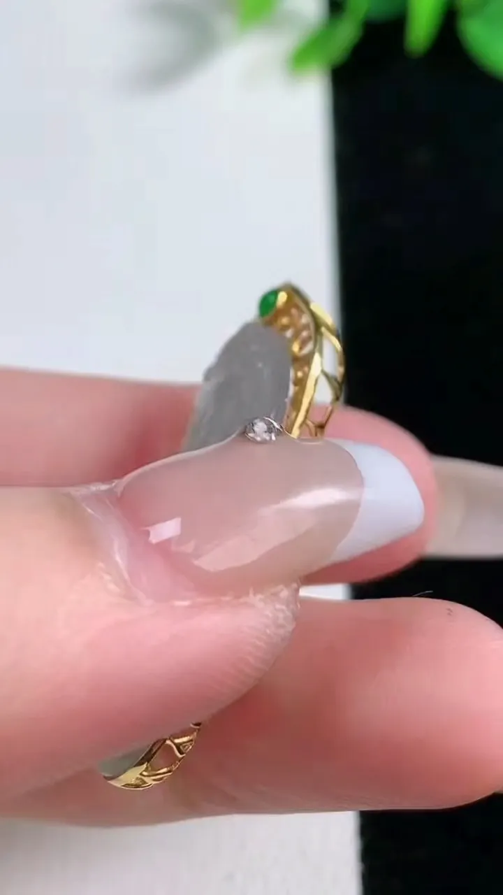 天然A货翡翠种白冰宝宝佛吊坠，尺寸36.5-31.3-16.7-6.4，重量:4.29g
12月31日