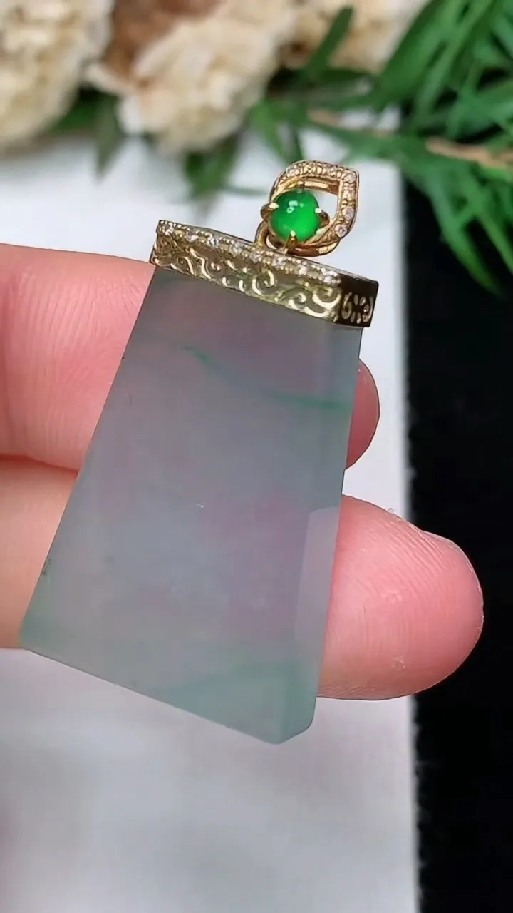 天然A货翡翠飘花无事牌吊坠，尺寸27.2-18.2-5.5，重量:8.42g
12月31日