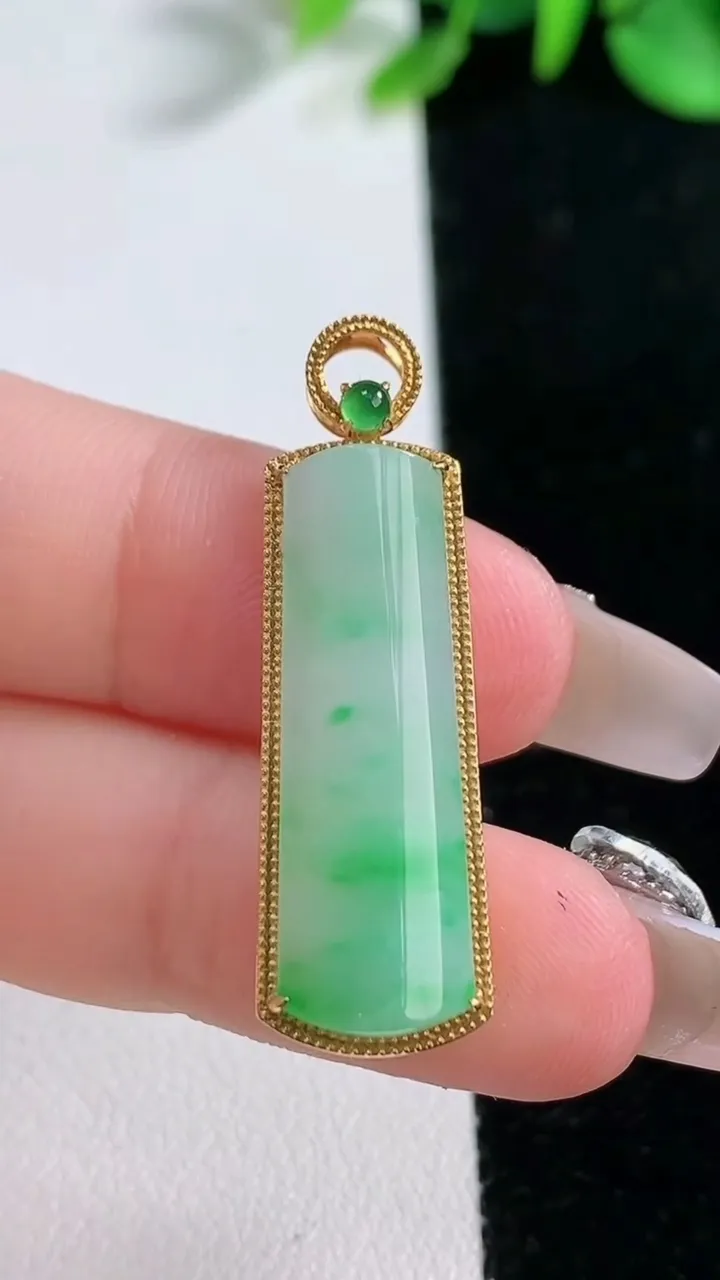 天然A货翡翠无事牌吊坠，尺寸35.6-10.8-4.6，裸石27.5-9.4重量:3.36g
12月