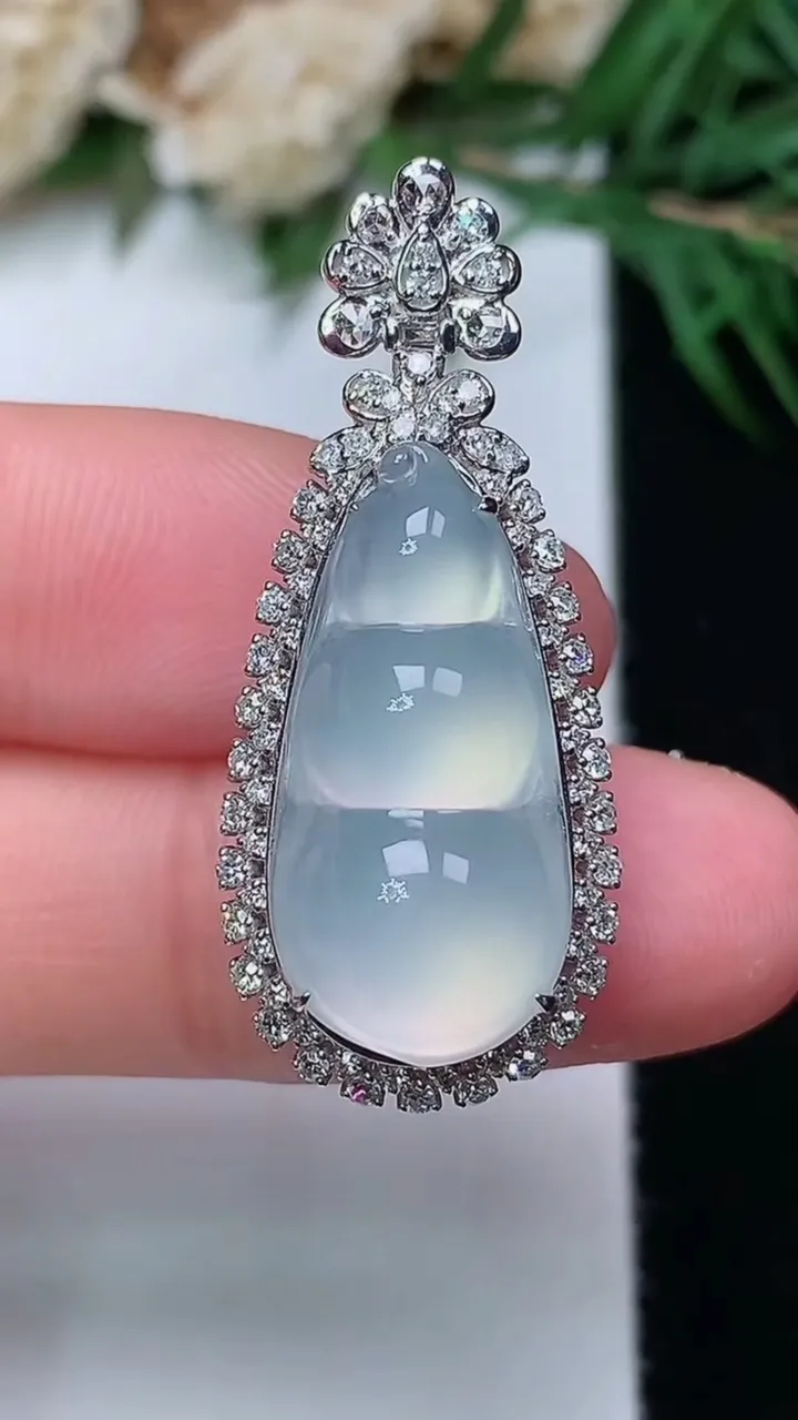 天然A货翡翠白冰福豆吊坠，尺寸33.8-14.3-11.5，裸石21.5-10.2，重量:5.21g
12月31日，重量:5.21g