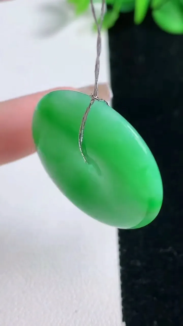 天然A货翡翠平安扣吊坠，尺寸30.4-5.9，重量:11.23g
12月31日