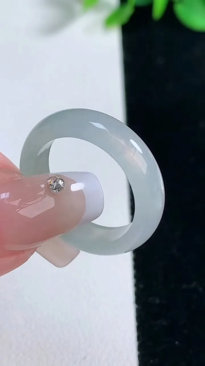 天然A货翡翠指环 戒指，尺寸18.3-5.4-3，重量:3.68g2025年12月31日
工厂直销收藏佳品,种好水足，色泽均匀，有种有色，上手高大气！