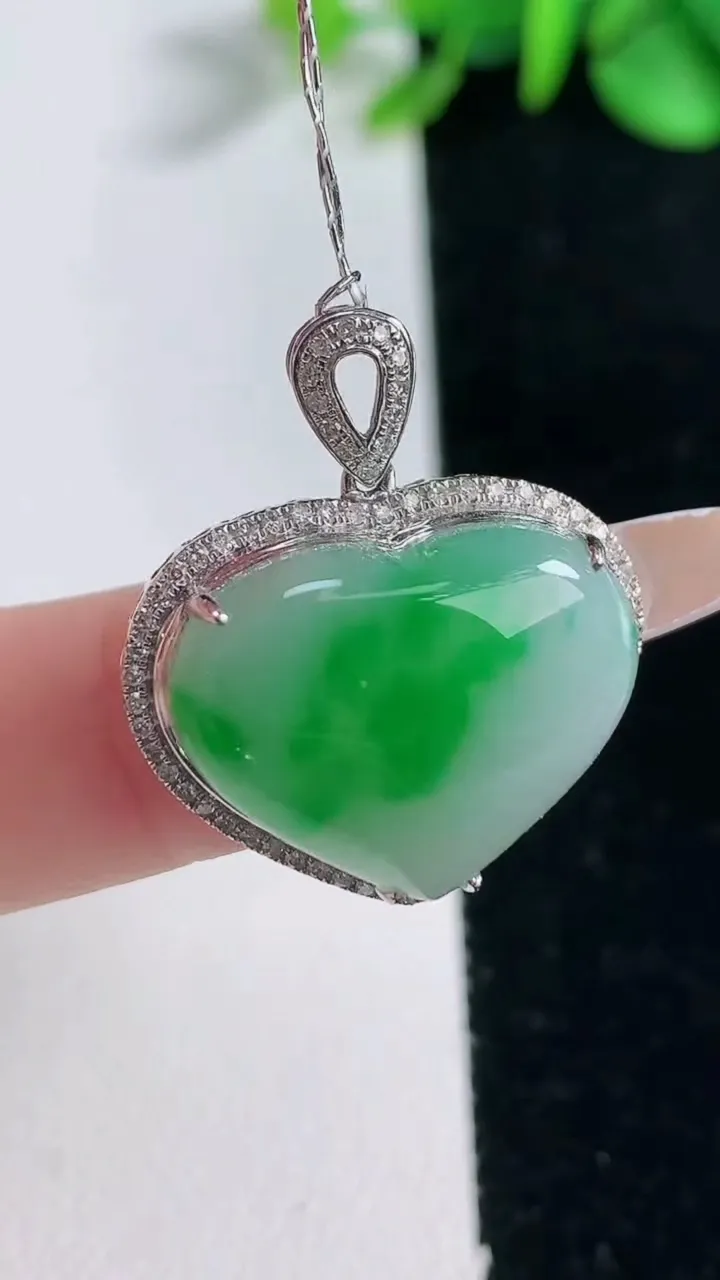 天然A货翡翠爱心吊坠，尺寸26-22.8-9，裸石16-20重量:5.47g
12月31日
