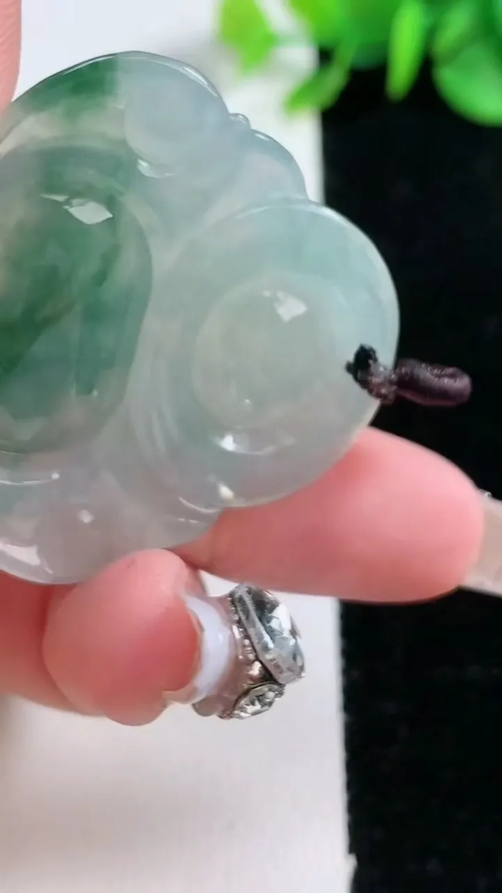 天然A货翡翠冰种飘花佛公吊坠，尺寸36.5-40.8-7.2，重量:15.46g
12月31日