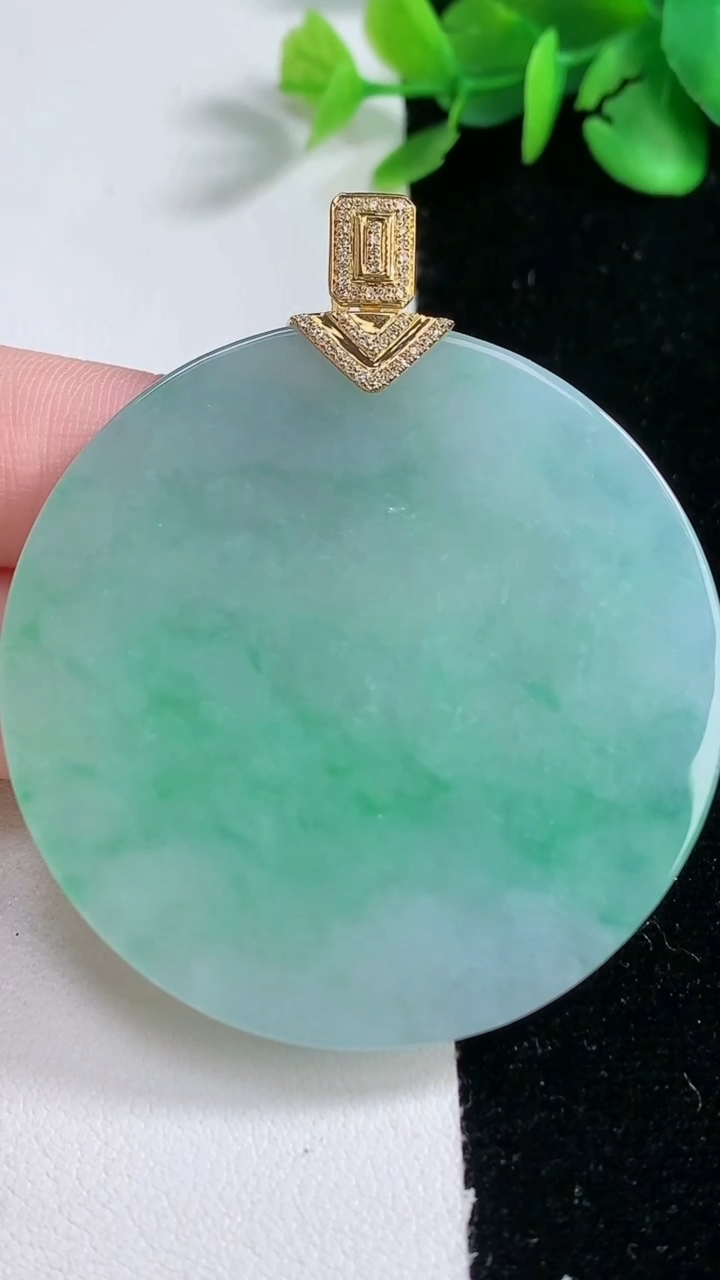 天然A货翡翠无事牌吊坠，尺寸51.5-6，重量:47.65g
12月31日