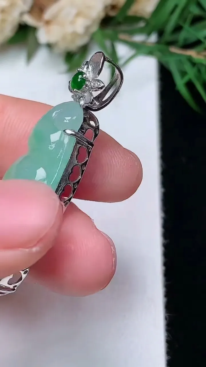 天然A货翡翠福豆吊坠，尺寸30.8-12.5-7.8，重量:5.55g
12月31日