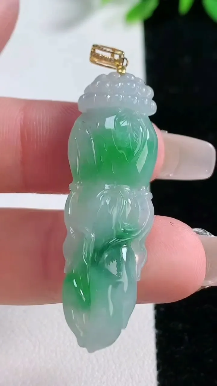 天然A货翡翠人参如意吊坠，尺寸42.8-13.8-5.6，重量:5.86g
12月31日