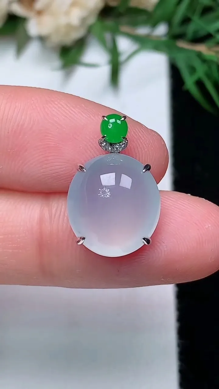 天然A货翡翠白冰蛋面吊坠，尺寸12.4-11.4-6.6，重量:2.13g
12月31日