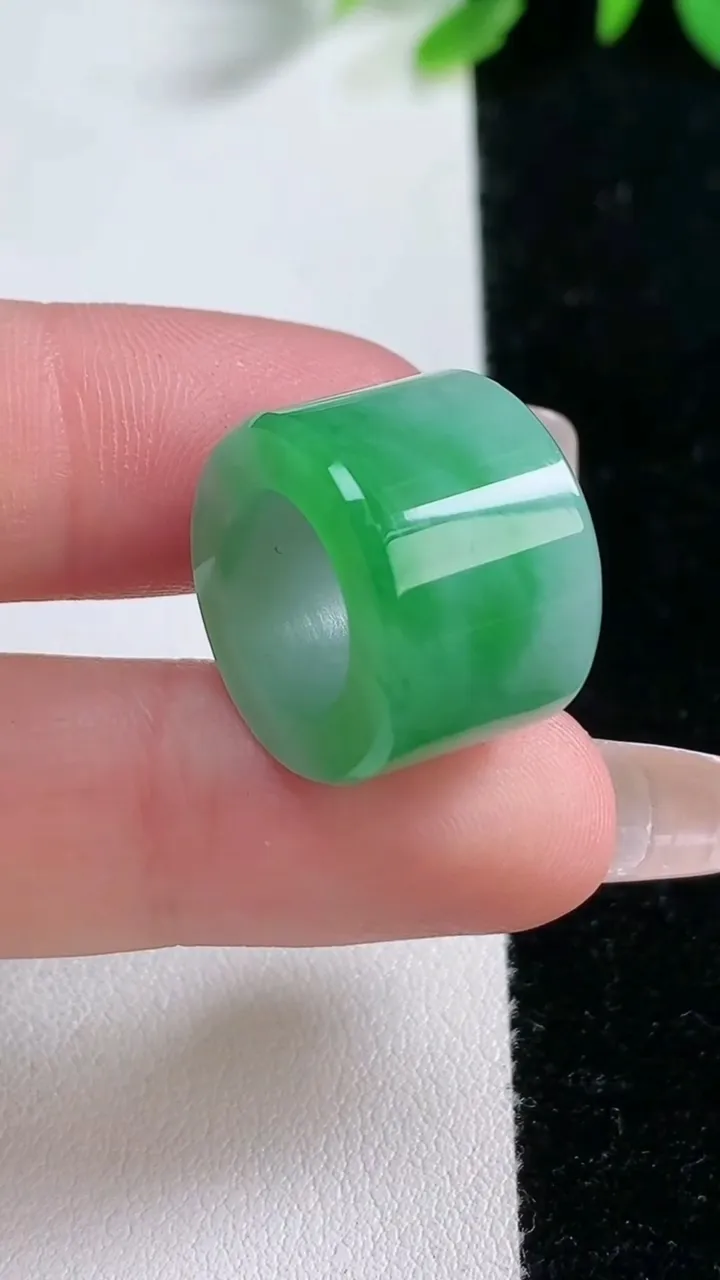 天然A货翡翠路路通吊坠，尺寸12.8-18.4，重量:7.80g
12月31日