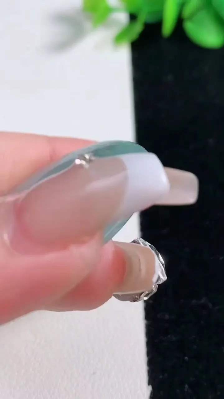 天然A货翡翠冰种飘花平安扣吊坠，尺寸35.7-5.6，重量:15.50g
12月31日