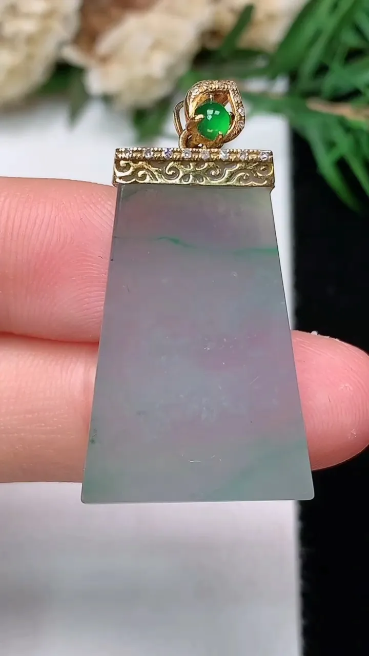 天然A货翡翠飘花无事牌吊坠，尺寸27.2-18.2-5.5，重量:8.42g
12月31日