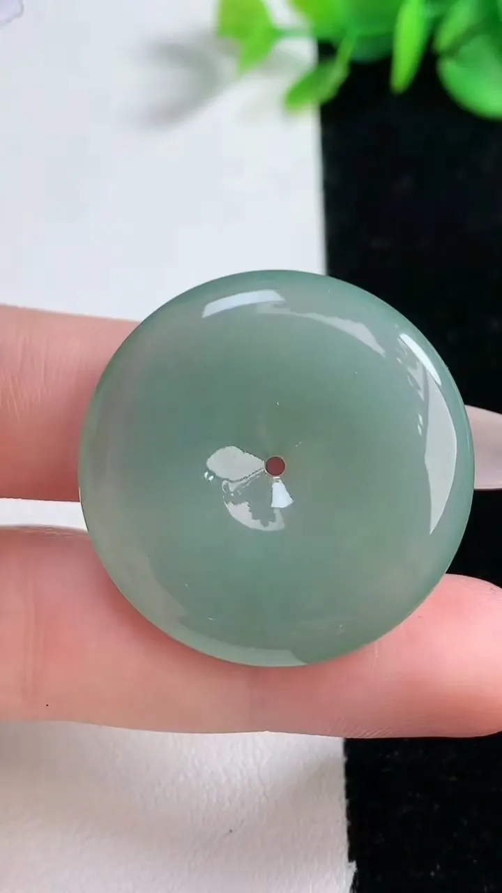 天然A货翡翠平安扣吊坠，尺寸32-5.4，重量:12.06g
12月31日