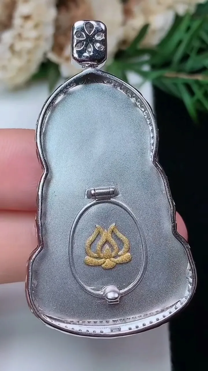 天然A货翡翠白冰观音菩萨吊坠，尺寸48-36.5-25.3-9，重量:12.22g
12月31日