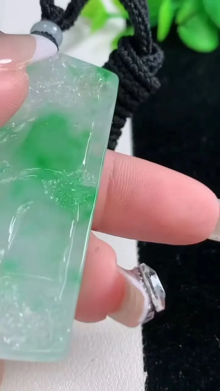 天然A货翡翠山水牌吊坠，尺寸59.8-34-5，重量:29.39g
12月31日