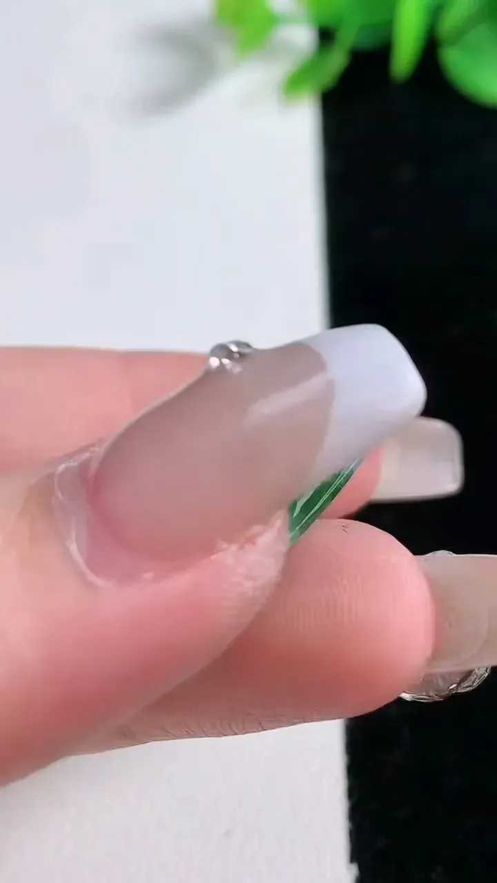 天然A货翡翠金枝玉叶 叶子吊坠，尺寸29.3-17.5-4，重量:4.12g
12月31日