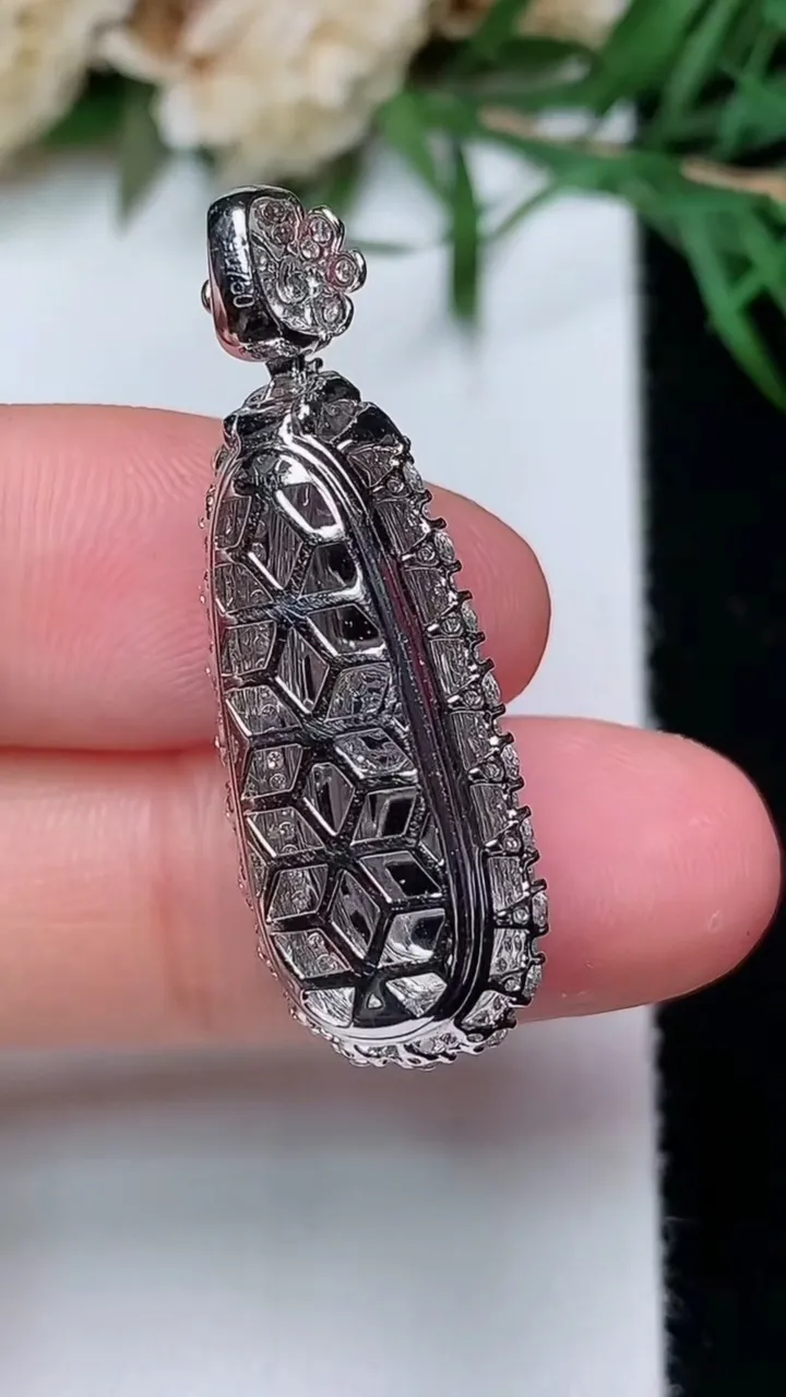 天然A货翡翠福豆吊坠，尺寸33.2-11.7-10.2，裸石21.9-7.7，重量:4.16g
12月31日