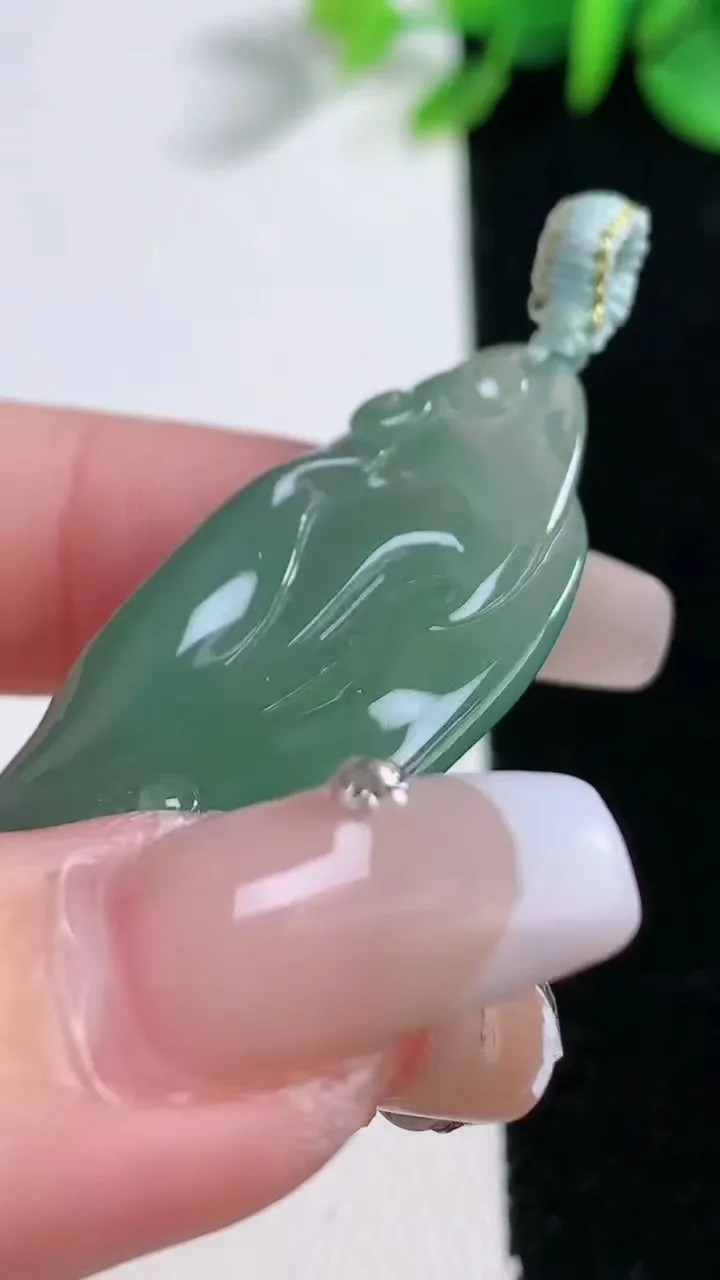 天然A货翡翠悟道吊坠，尺寸41.8-20.6-8.2，重量:11.02g
12月31日