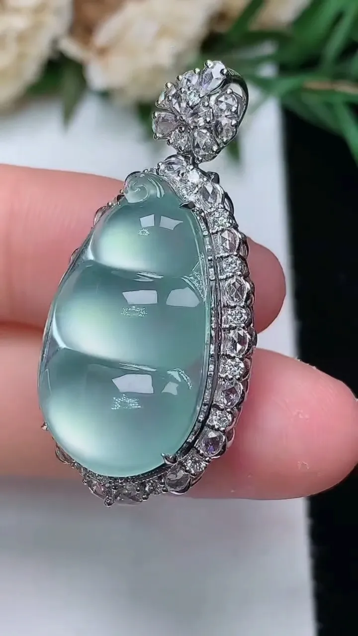 天然A货翡翠白冰福豆吊坠，尺寸35.4-17.4-12，裸石23.2-14.4，重量:6.97g
12月31日