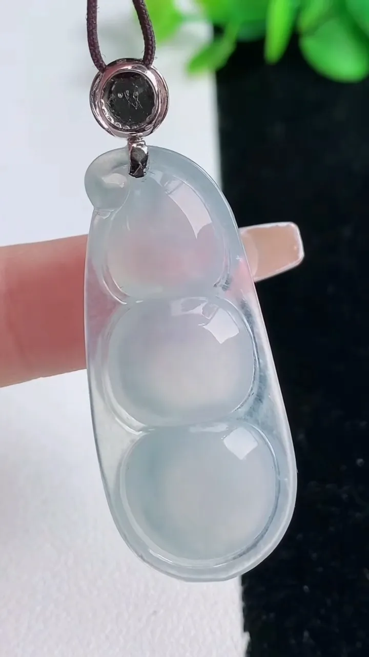 天然A货翡翠种白冰福豆吊坠，尺寸40.5-17.8-5.8，重量:7.74g
12月31日