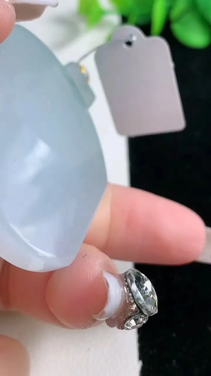 天然A货翡翠种紫罗兰无事牌吊坠，尺寸46.7-39.4-6，重量:32.62g
12月31日