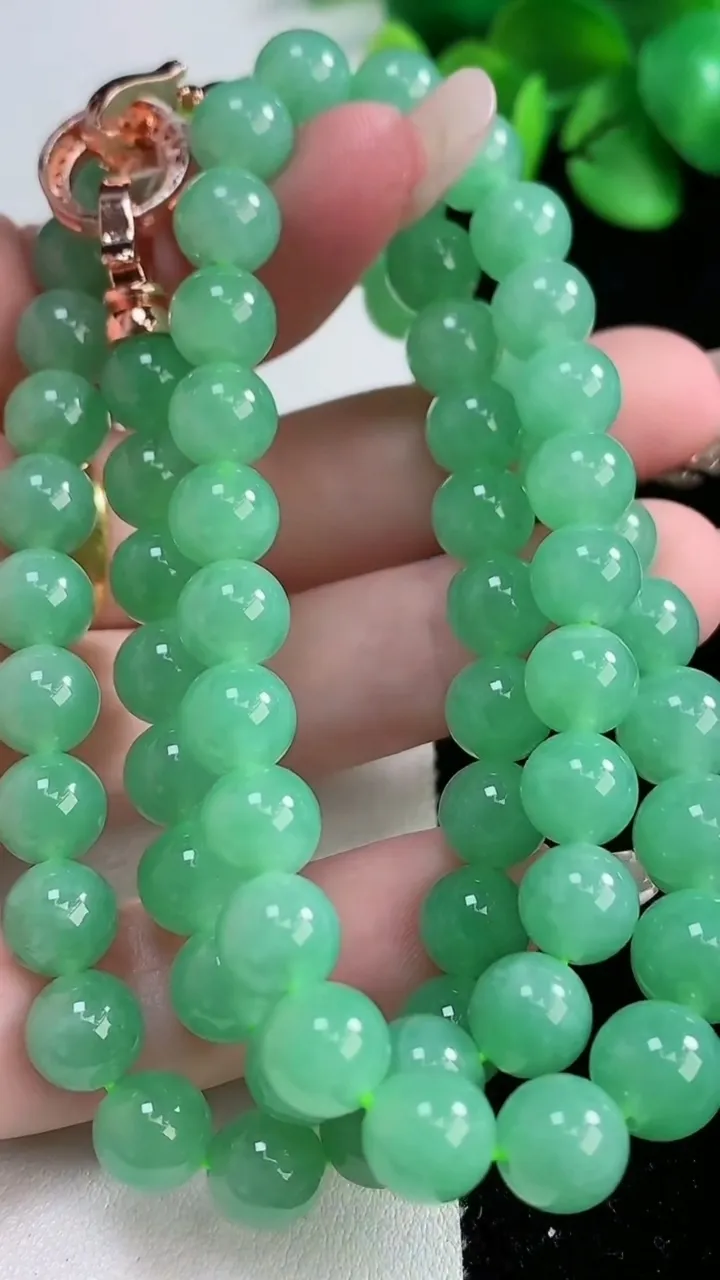 天然A货翡翠圆珠项链，尺寸8.8-74颗，重量:63.13g12月31日
工厂直销收藏佳品,种好水足，色泽均匀，有种有色，上手高大气！