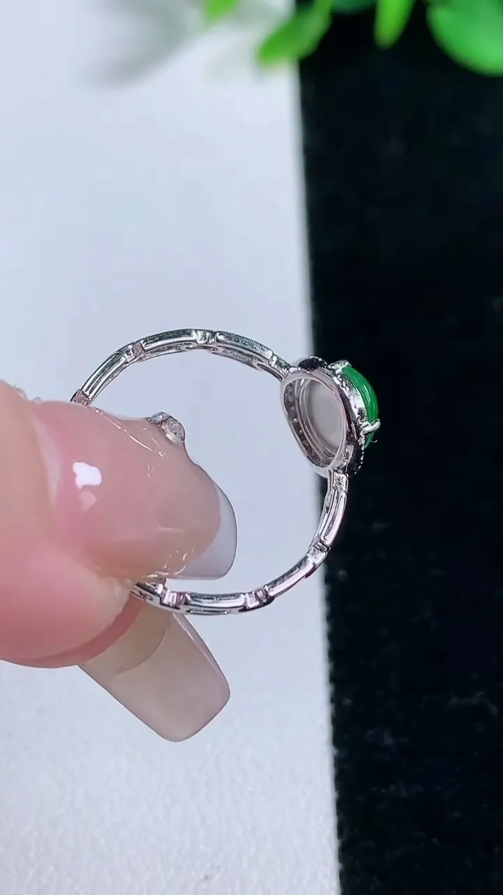 天然A货翡翠蛋面戒指，尺寸17-6.9-5.7-4，重量:1.48g2025年12月31日
工厂直销收藏佳品,种好水足，色泽均匀，有种有色，上手高大气！