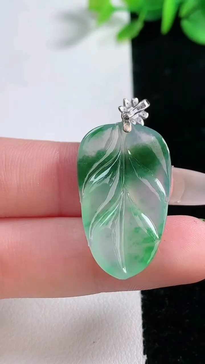 天然A货翡翠金枝玉叶 叶子吊坠，尺寸29.3-17.5-4，重量:4.12g
12月31日