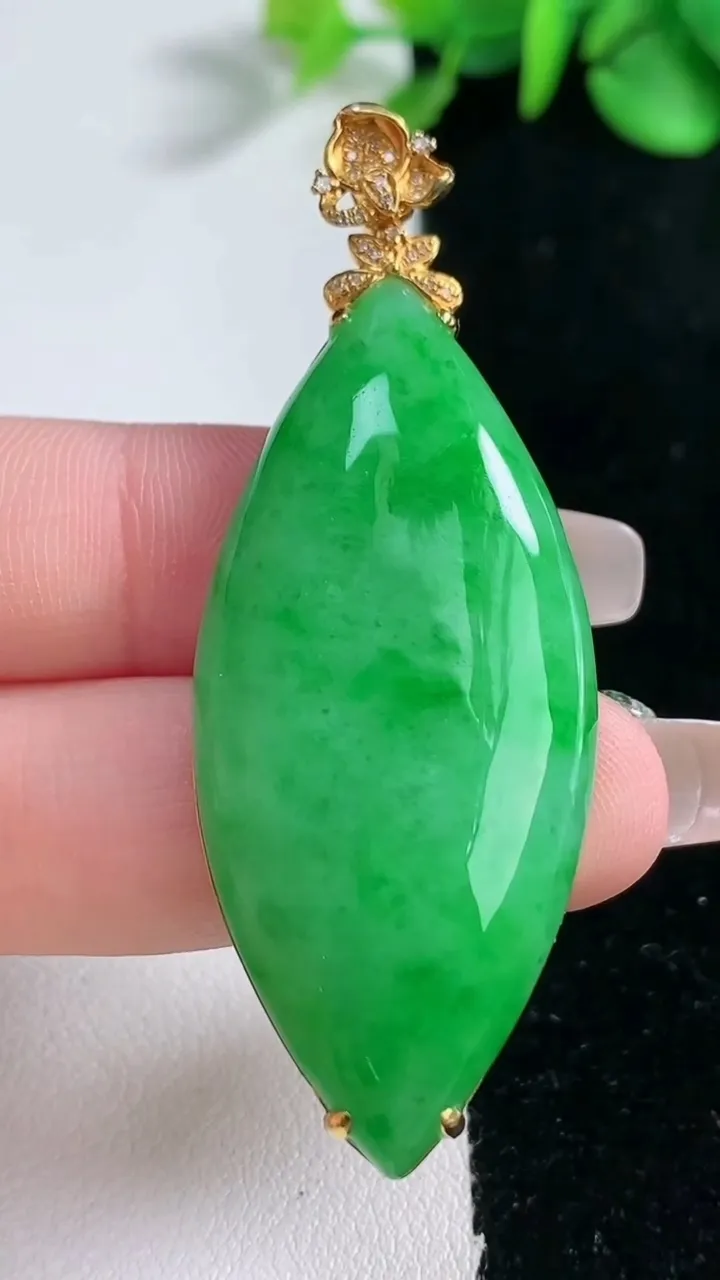 天然A货翡翠随形吊坠，尺寸48.2-21.7-8，重量:14.57g
12月31日