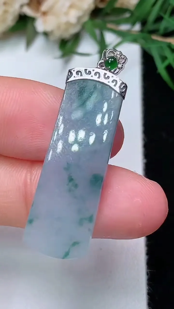 天然A货翡翠飘花无事牌吊坠，尺寸31-10.6-3.5，重量:3.97g
12月31日