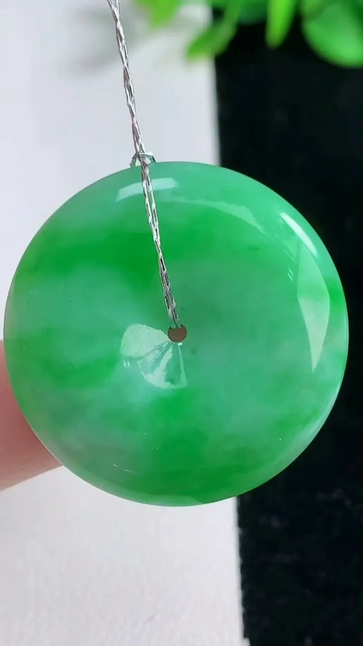 天然A货翡翠平安扣吊坠，尺寸30.4-5.9，重量:11.23g
12月31日