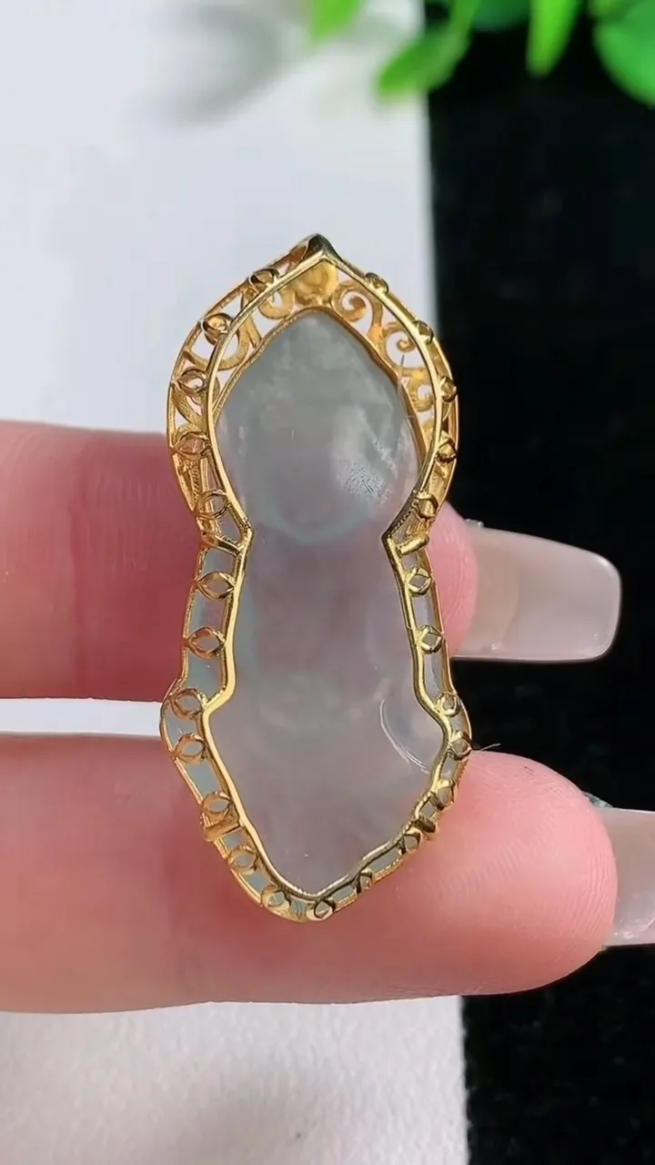 天然A货翡翠种白冰宝宝佛吊坠，尺寸36.5-31.3-16.7-6.4，重量:4.29g
12月31日