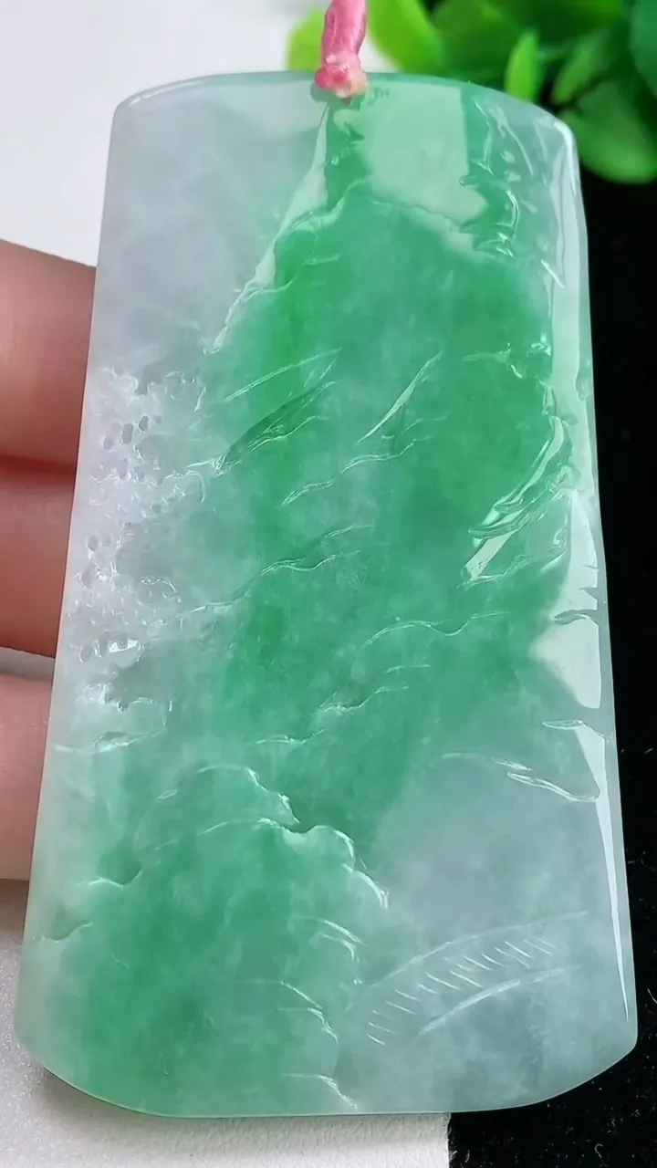 天然A货翡翠山水牌吊坠，尺寸77-44.2-5.8，重量:46.45g
12月31日