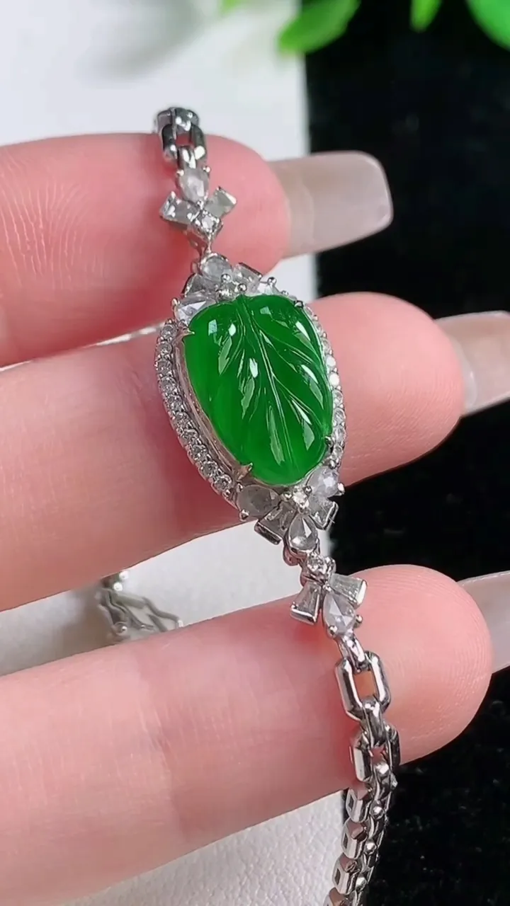 天然A货翡翠金枝玉叶 叶子手链，尺寸13-9-6.8，重量:9.15g
12月31日