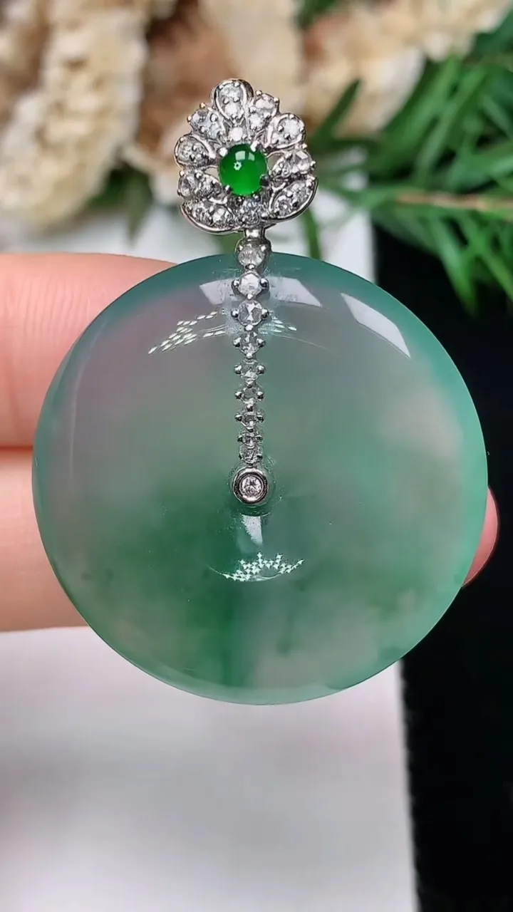 天然A货翡翠飘花平安扣吊坠，尺寸29.4-6.2，重量:12.38g
12月31日