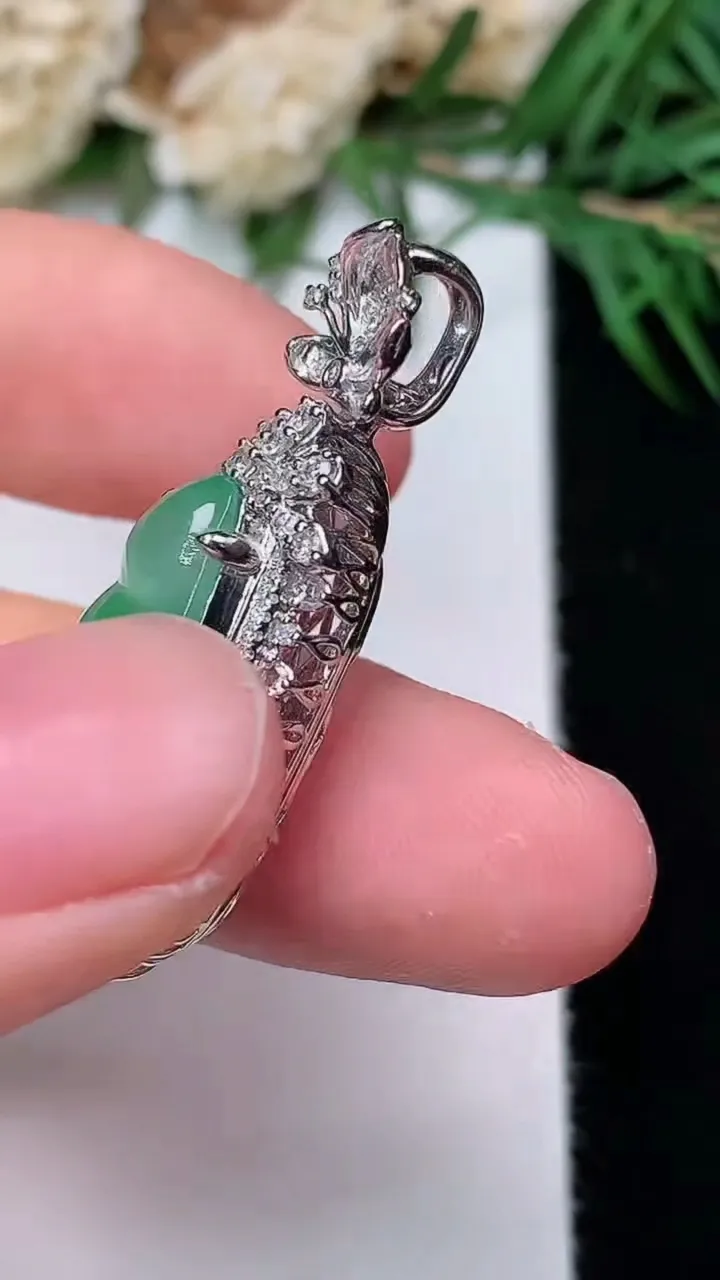 天然A货翡翠福豆吊坠，尺寸34.5-13.9-10.2，裸石19.5-8.4，重量:5.29g
12月31日