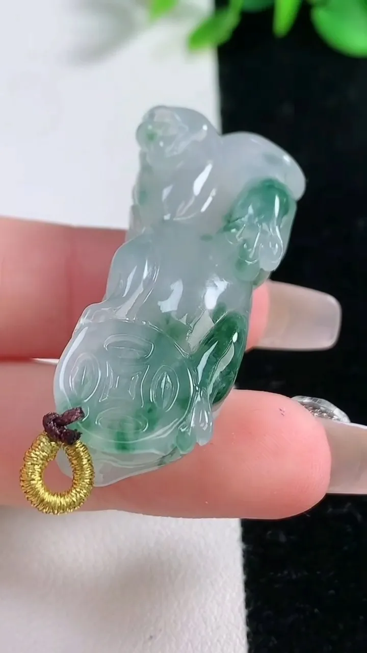 天然A货翡翠冰种飘花貔貅吊坠，尺寸39.7-17.8-12.8，重量:19.80g
12月31日