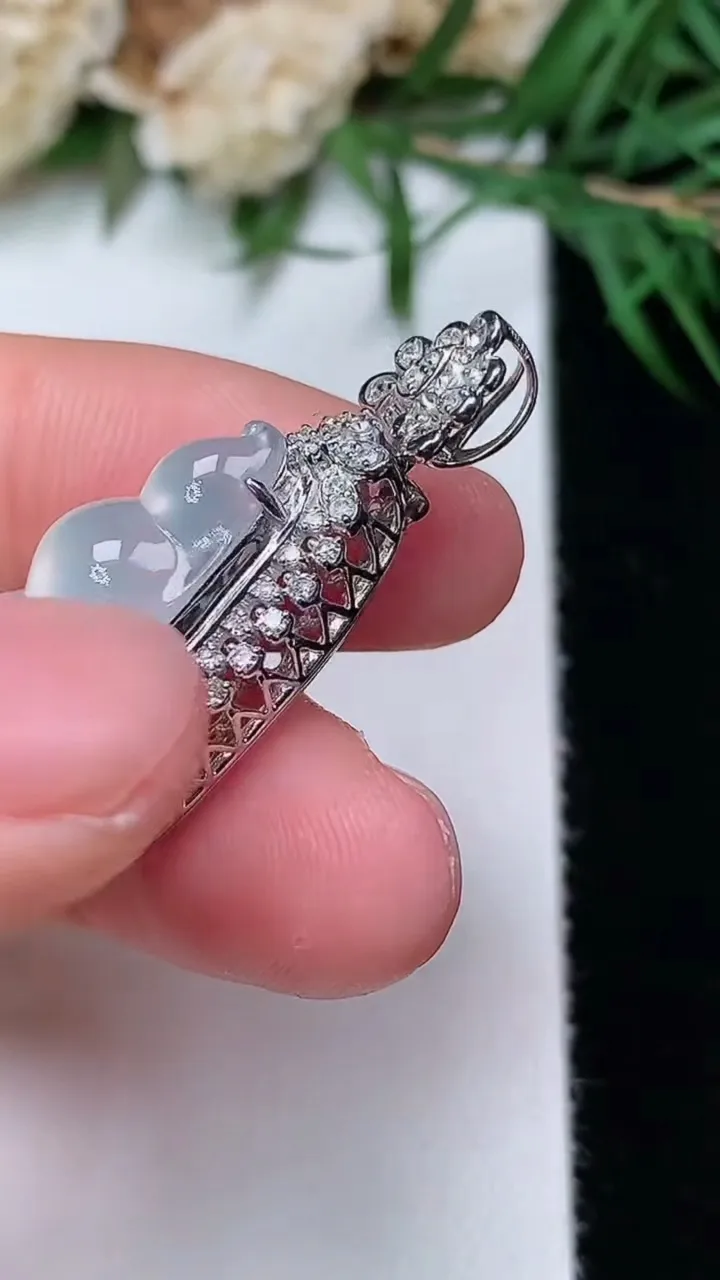 天然A货翡翠白冰福豆吊坠，尺寸33.8-14.3-11.5，裸石21.5-10.2，重量:5.21g
12月31日，重量:5.21g