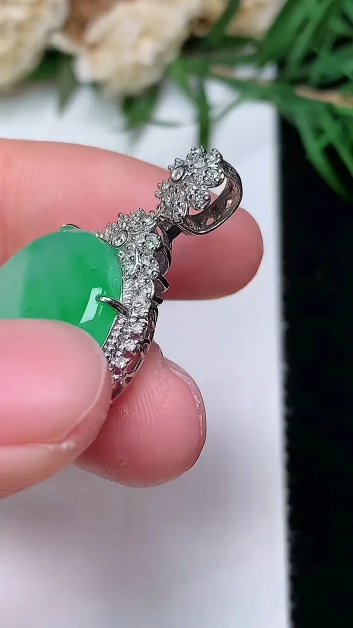 天然A货翡翠无事牌吊坠，尺寸30.8-19.8-7，裸石16.8，重量:5.00g
12月31日