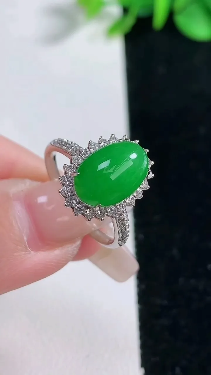 天然A货翡翠蛋面戒指，尺寸17.3-12-7.7-9.3，重量:4.02g2025年12月31日
工厂直销收藏佳品,种好水足，色泽均匀，有种有色，上手高大气！