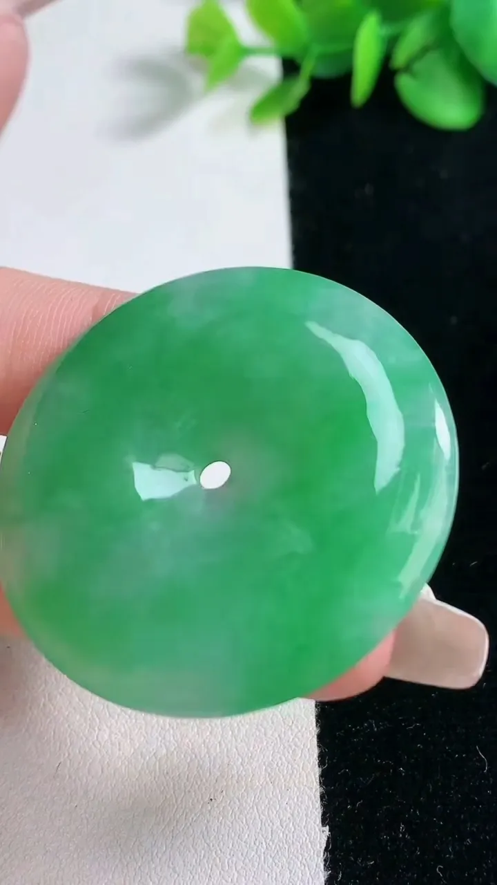 天然A货翡翠平安扣吊坠，尺寸42-5.9，重量:21.80g
12月31日